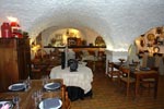 Salle de restaurant du Relais des Vaudois  vue de l'entrée